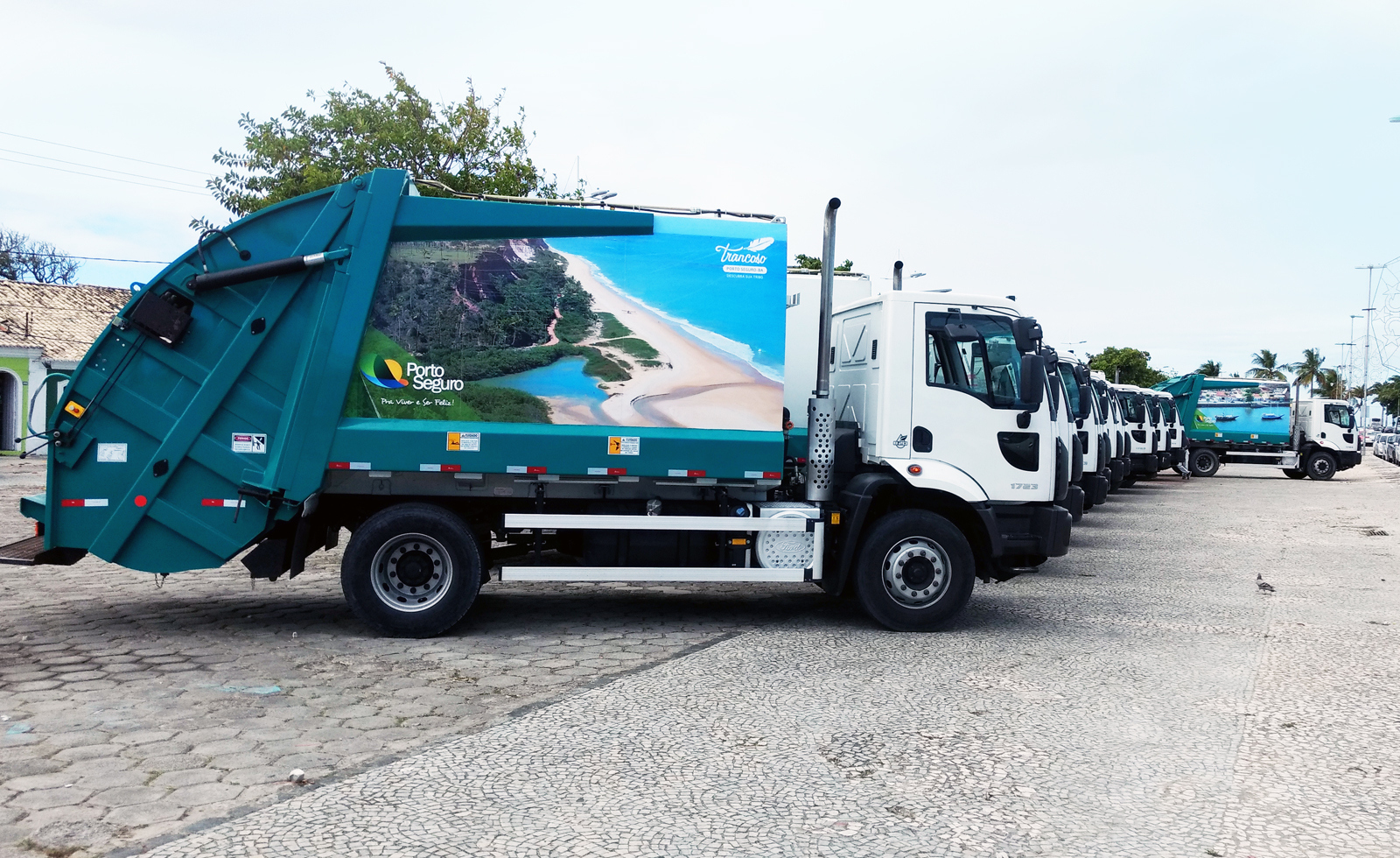 Resultado de imagem para caminhao do lixo porto seguro